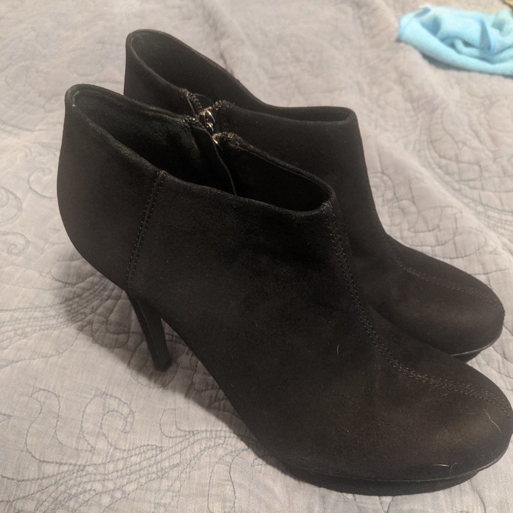 Tory Burch Black Suede Cidnay Island  Booties